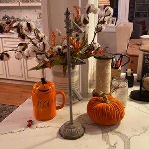 NWT METAL NOTE STAND WITH 3 CLIPS. DECORATIVE OFFICE